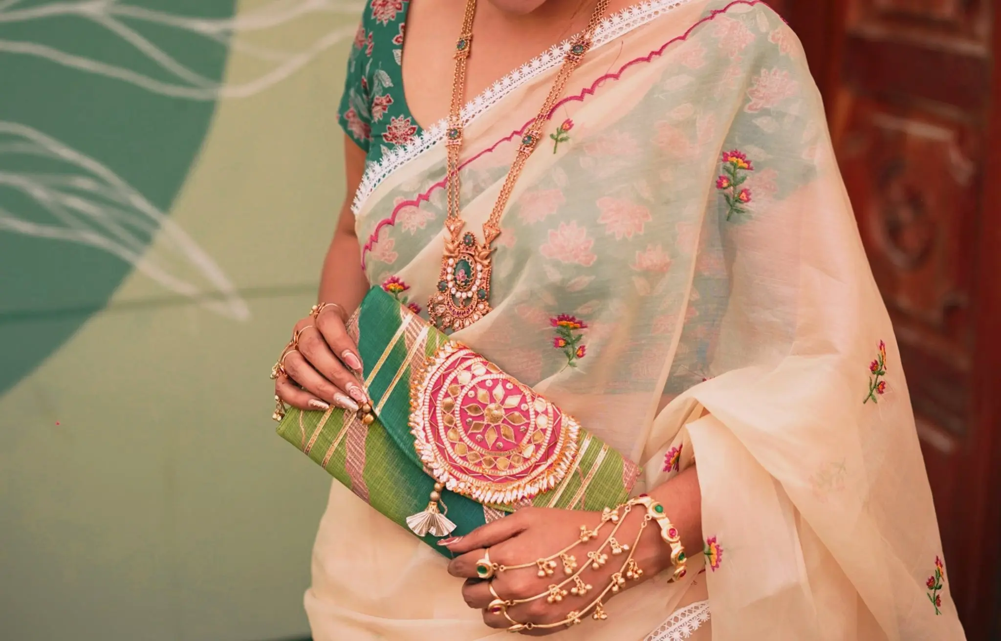 বৈশাখের স্নিগ্ধ লুকে নজর কাড়লেন চমক