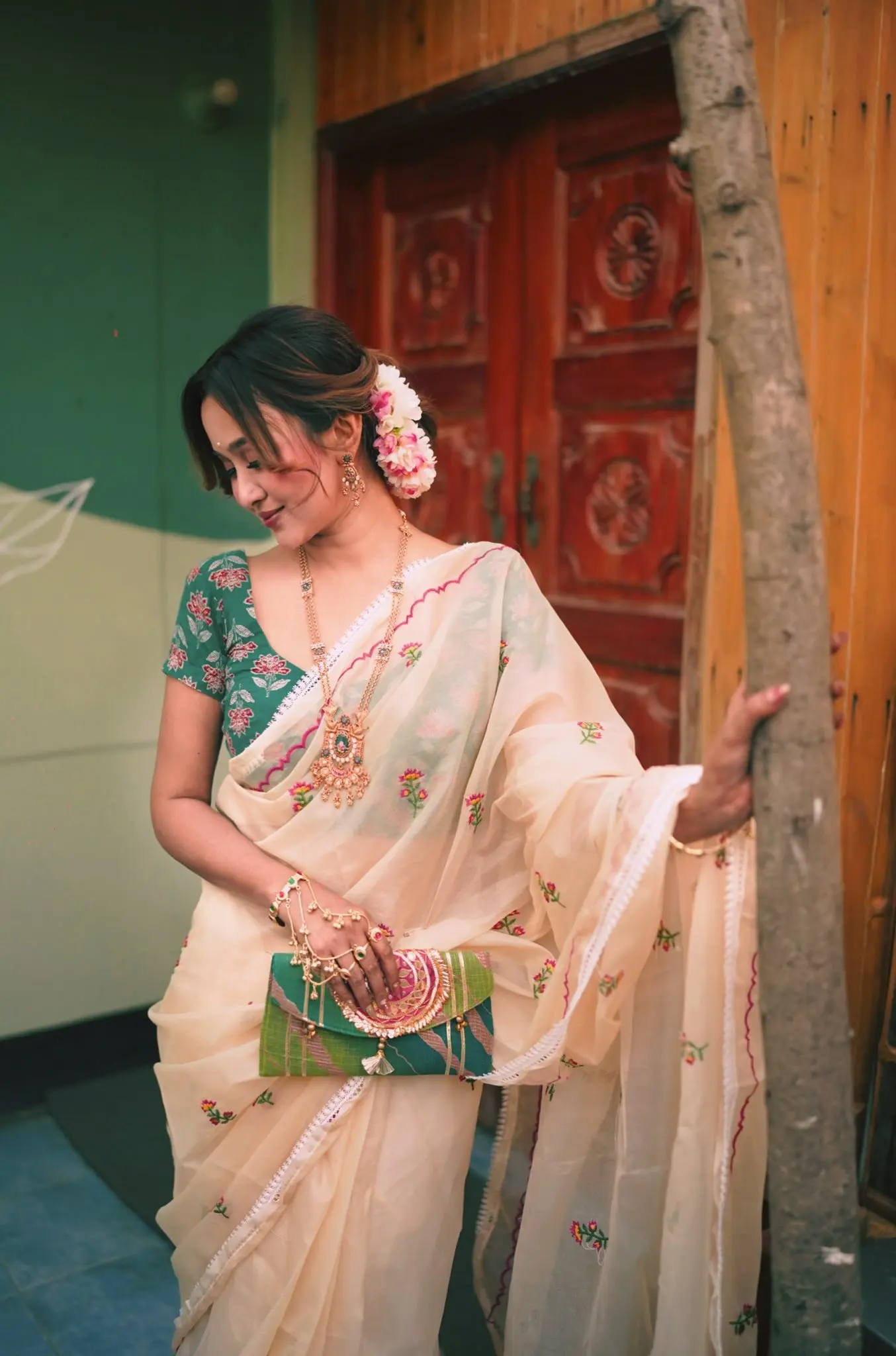 বৈশাখের স্নিগ্ধ লুকে নজর কাড়লেন চমক