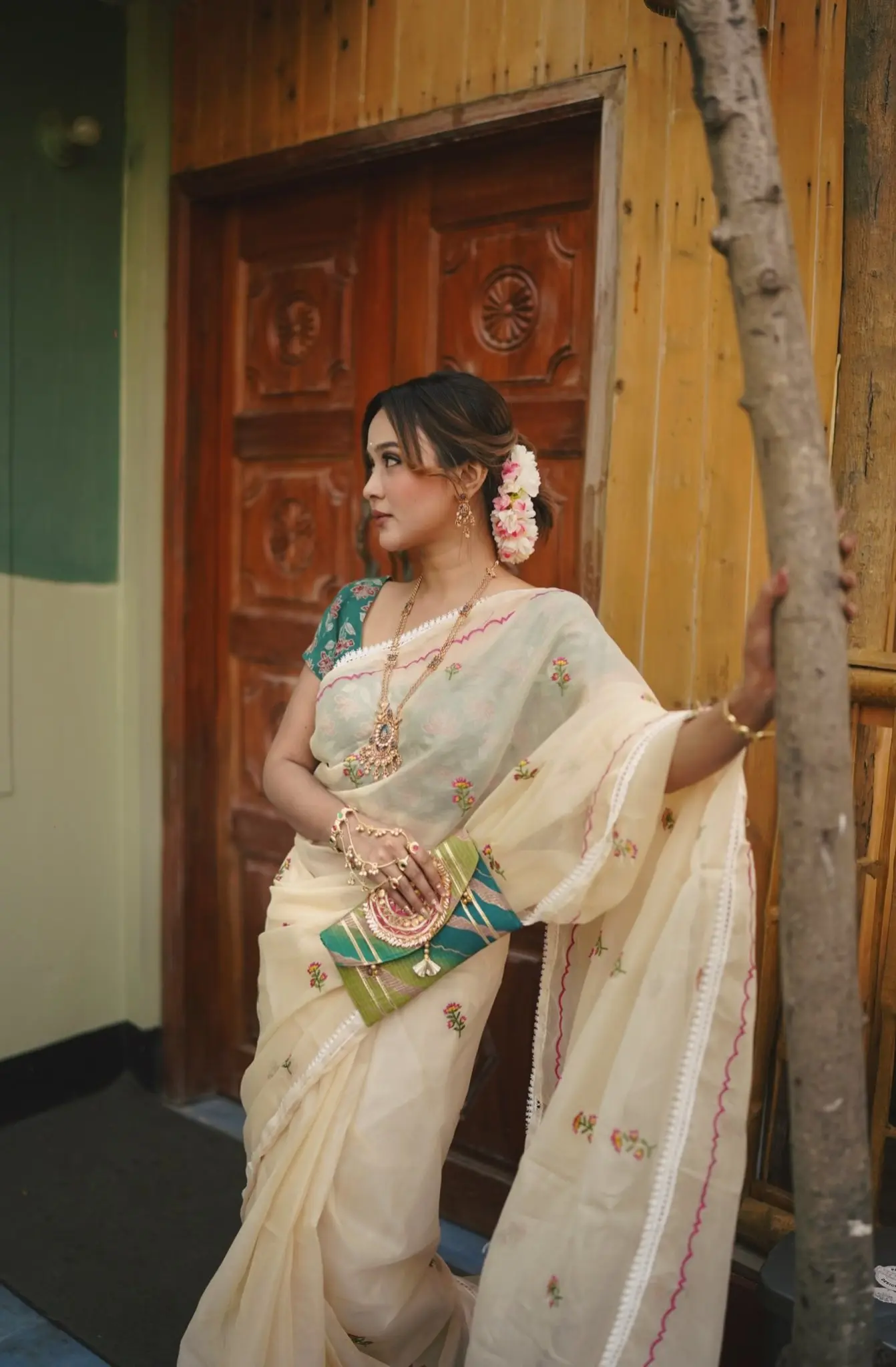 বৈশাখের স্নিগ্ধ লুকে নজর কাড়লেন চমক