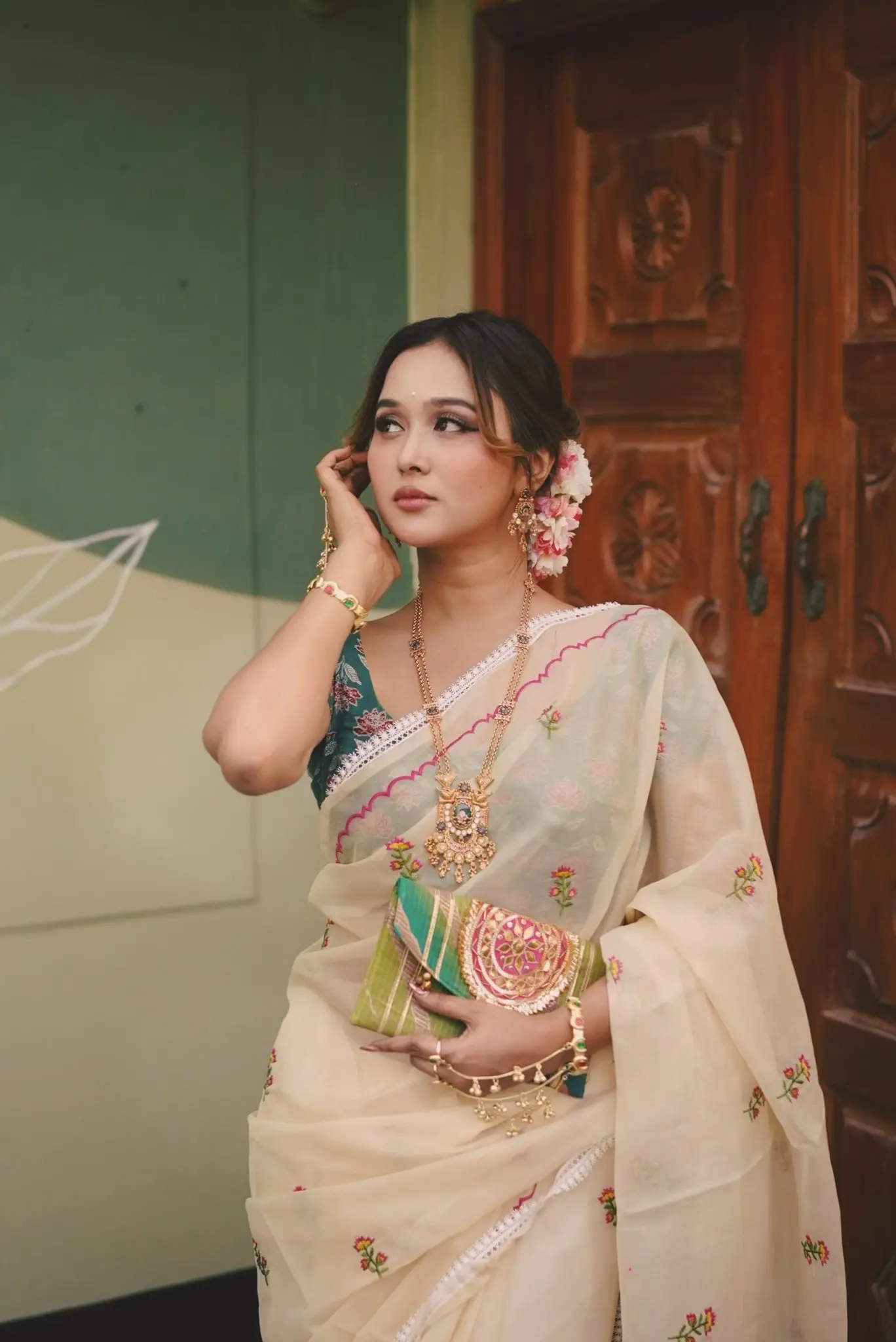 বৈশাখের স্নিগ্ধ লুকে নজর কাড়লেন চমক