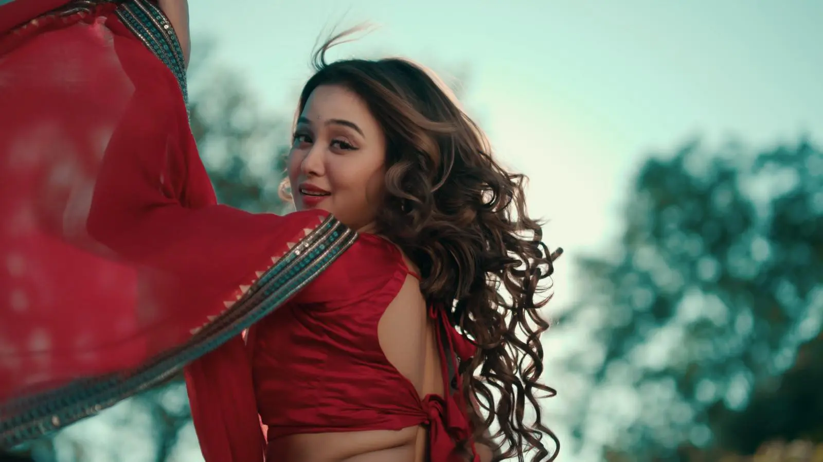 চমকের বাহারি স্টাইলে মুগ্ধ ভক্তরা