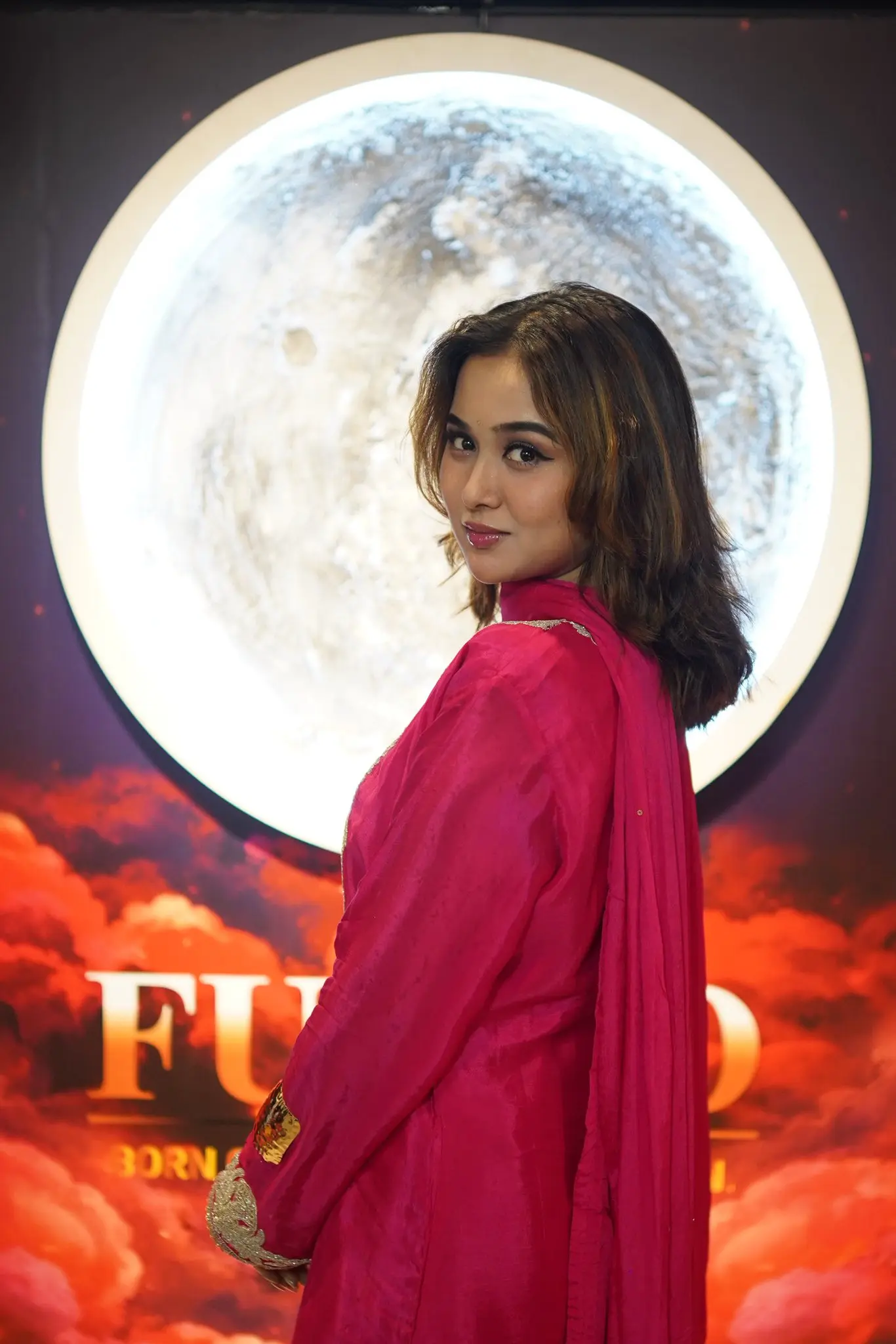 চমকের বাহারি স্টাইলে মুগ্ধ ভক্তরা