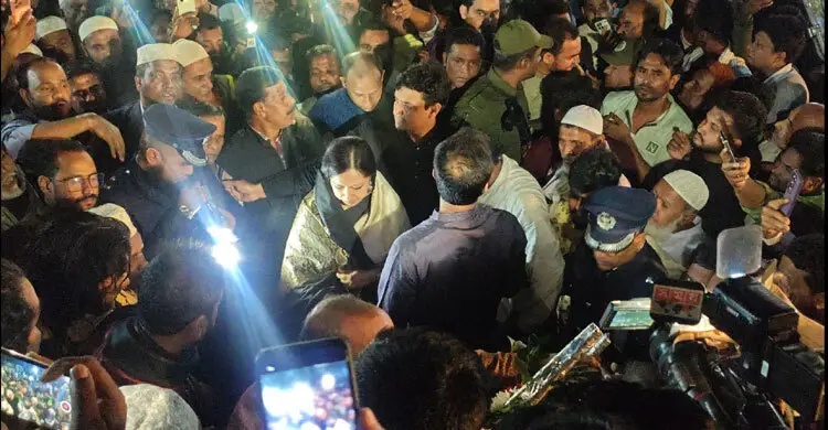 রুমিন ফারহানাকে শহীদ মিনারে শ্রদ্ধা জানাতে বাধা-হট্টগোল