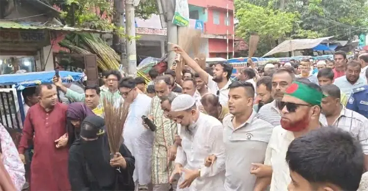 ঝাড়ু মিছিল করে রুমিন ফারহানাকে অবাঞ্ছিত ঘোষণা