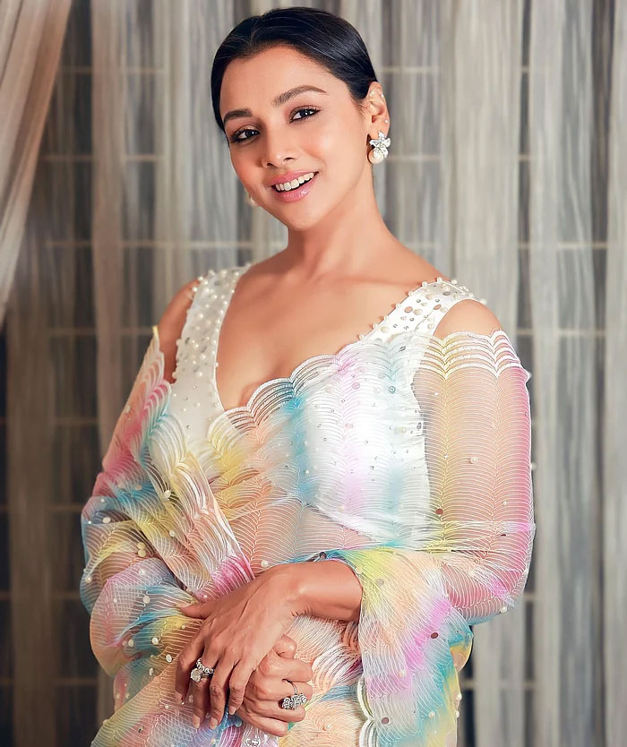 স্লিভলেস ব্লাউজে তারকাদের স্টাইলের ঝলক