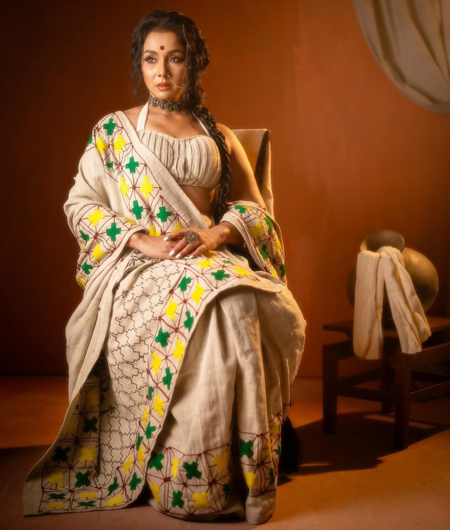 খাঁদি শাড়িতে আবেদন ছড়ালেন রুনা