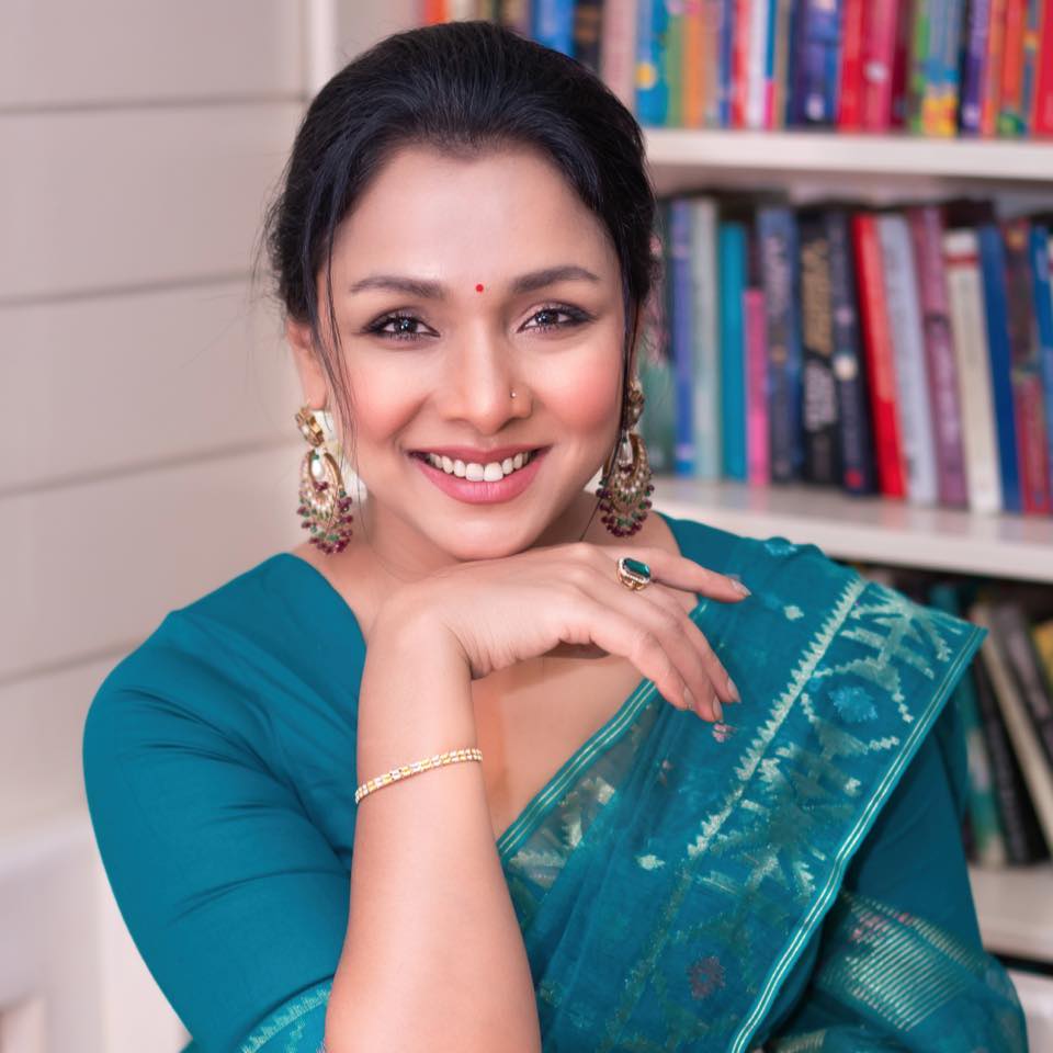 সমুদ্র-নীল জামদানিতে চোখ জুড়ালেন রুনা খান