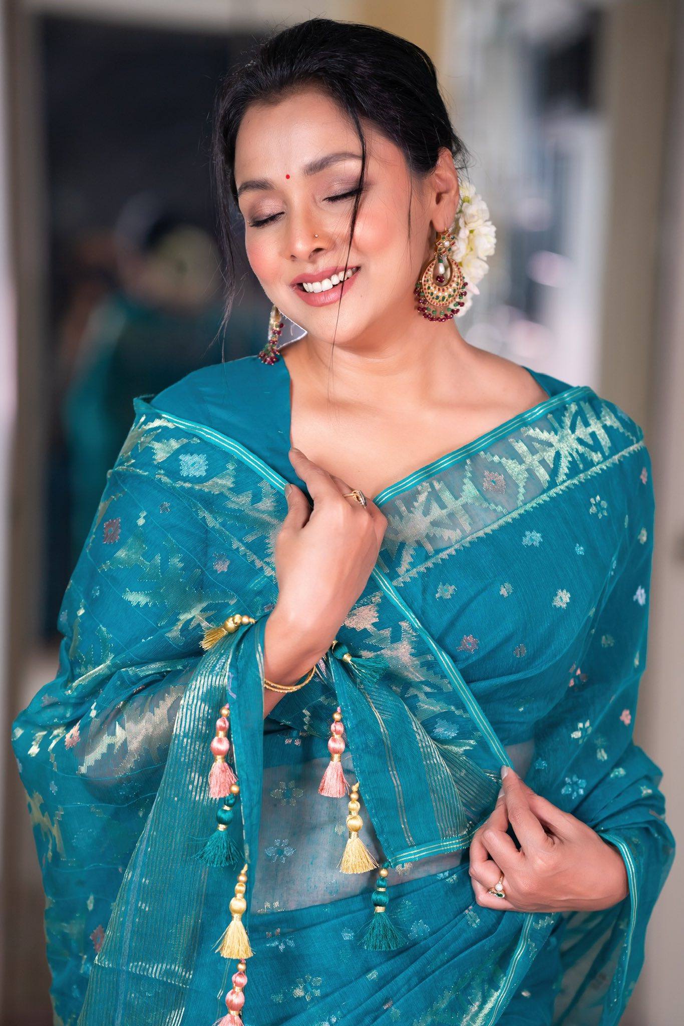 সমুদ্র-নীল জামদানিতে চোখ জুড়ালেন রুনা খান