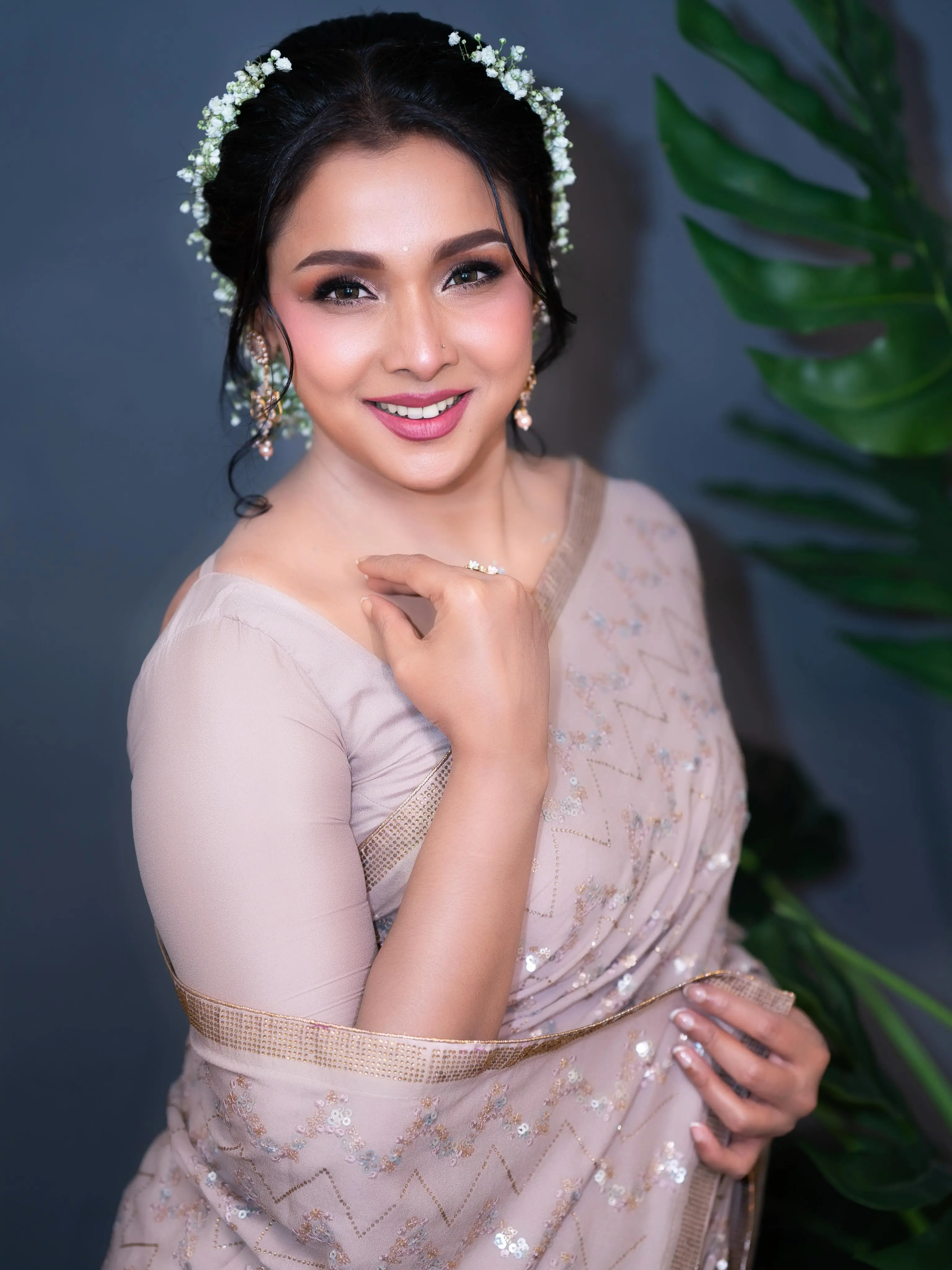 ফুল আর শাড়ির মায়ায় অপরূপ রুনা খান