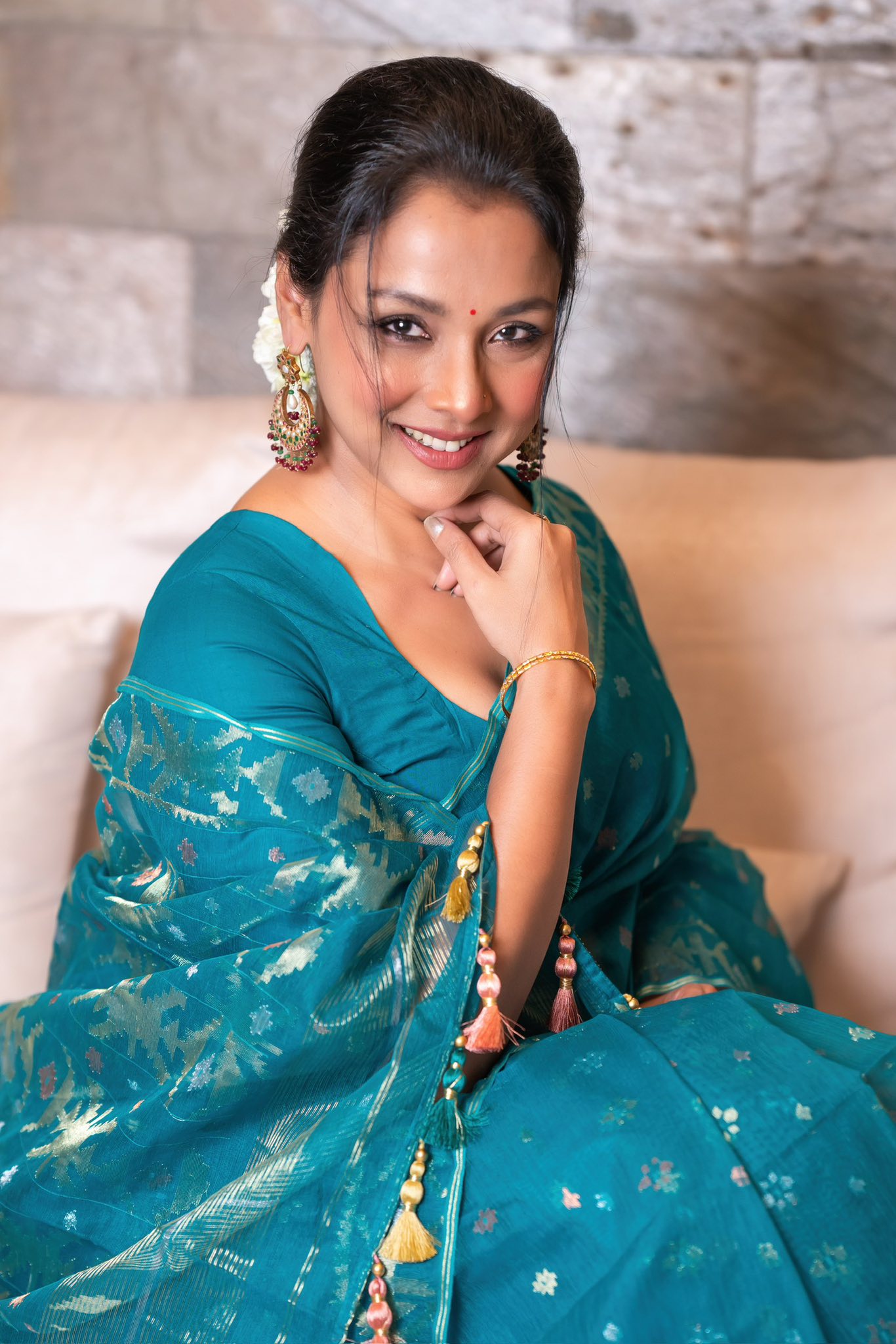 সমুদ্র-নীল জামদানিতে চোখ জুড়ালেন রুনা খান