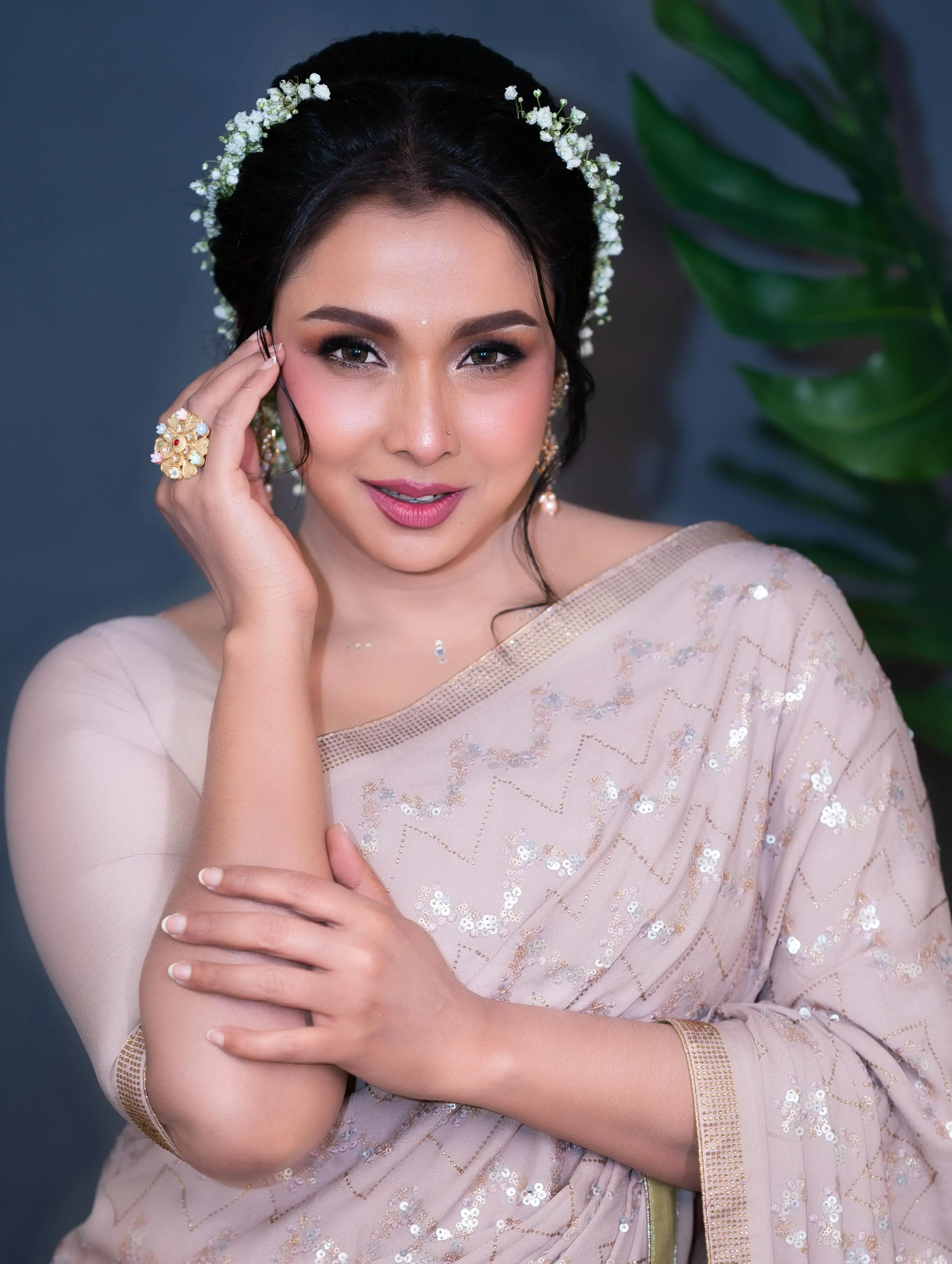 ফুল আর শাড়ির মায়ায় অপরূপ রুনা খান