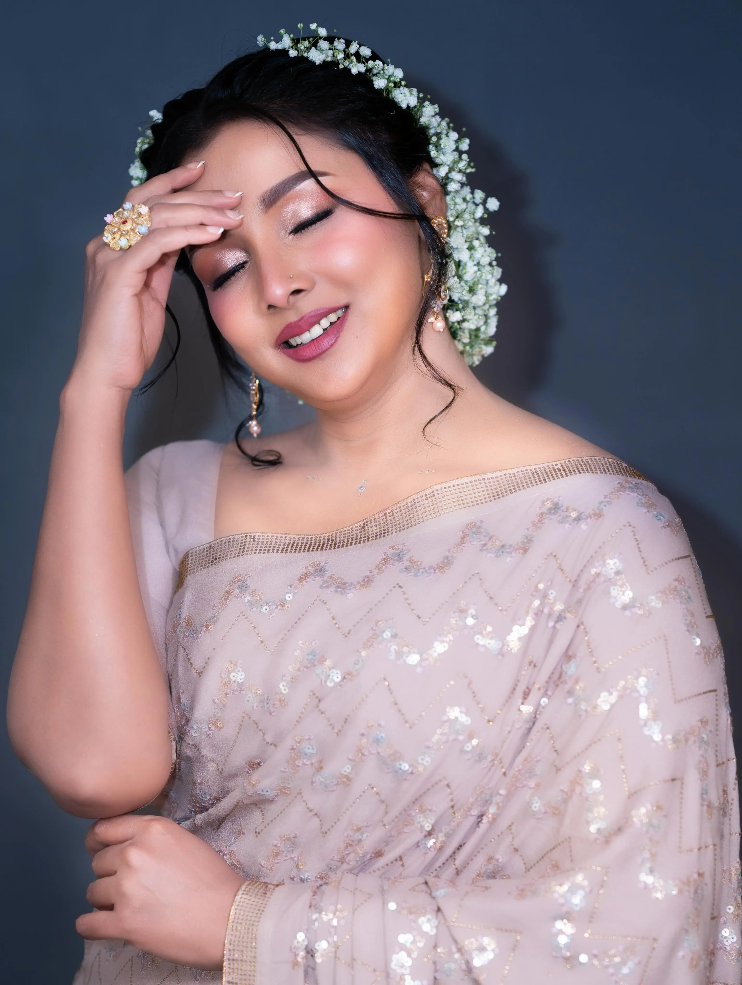 ফুল আর শাড়ির মায়ায় অপরূপ রুনা খান