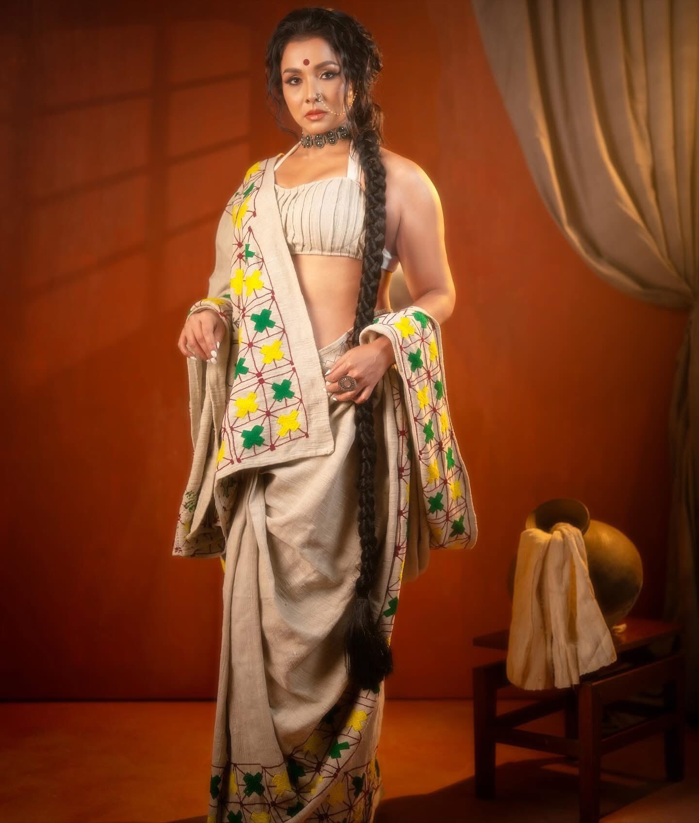 খাঁদি শাড়িতে আবেদন ছড়ালেন রুনা