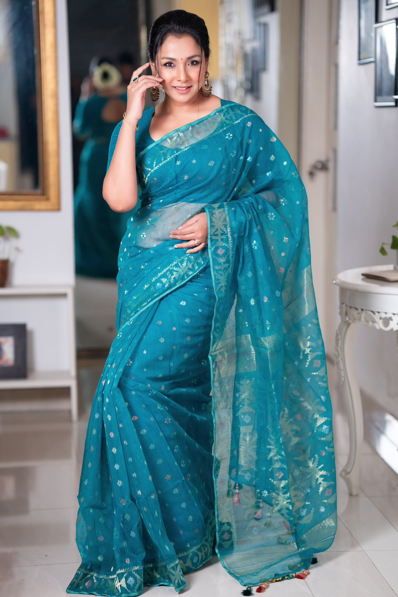 সমুদ্র-নীল জামদানিতে চোখ জুড়ালেন রুনা খান