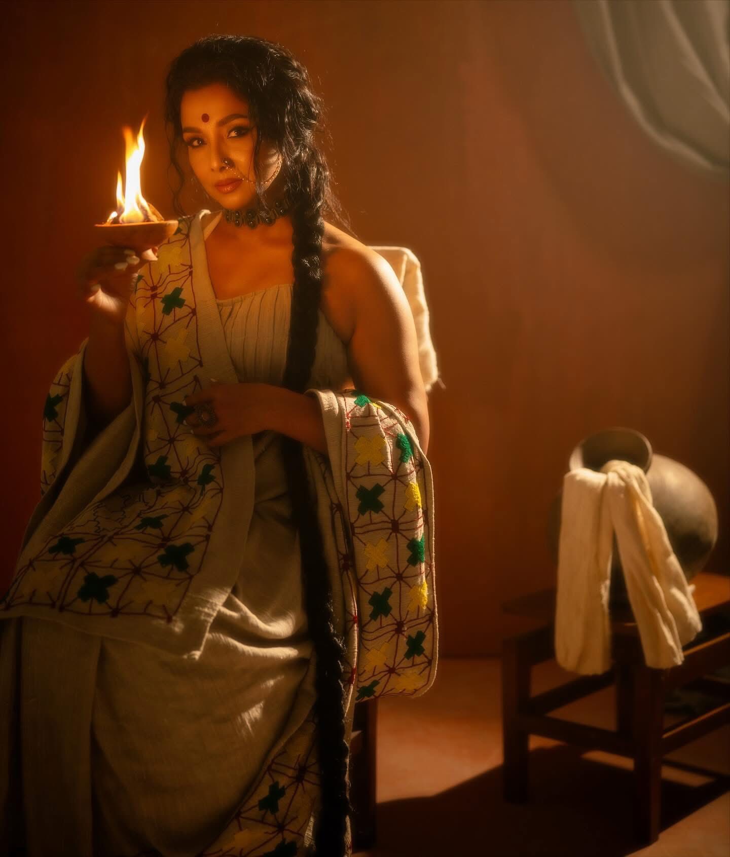 খাঁদি শাড়িতে আবেদন ছড়ালেন রুনা