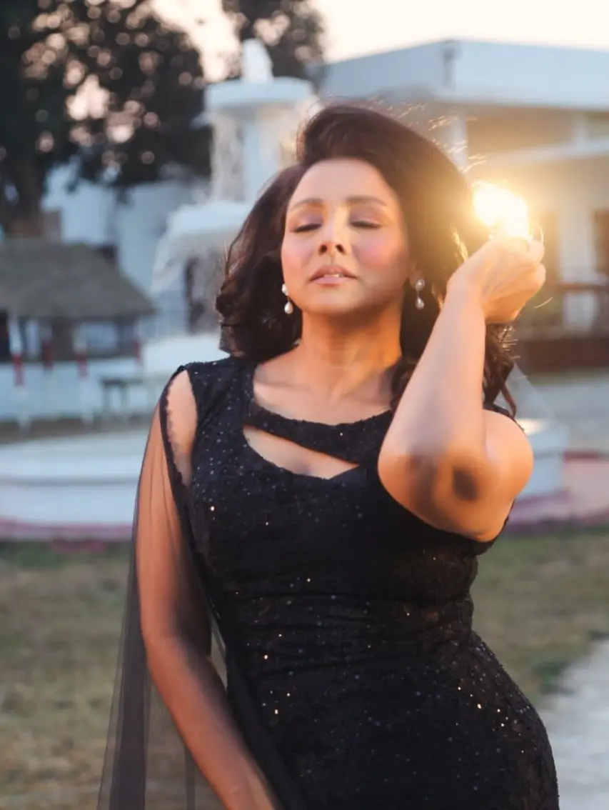 প্রেম প্রতারণা প্রতিশোধে রুনা খানের গ্ল্যাম ঝড়