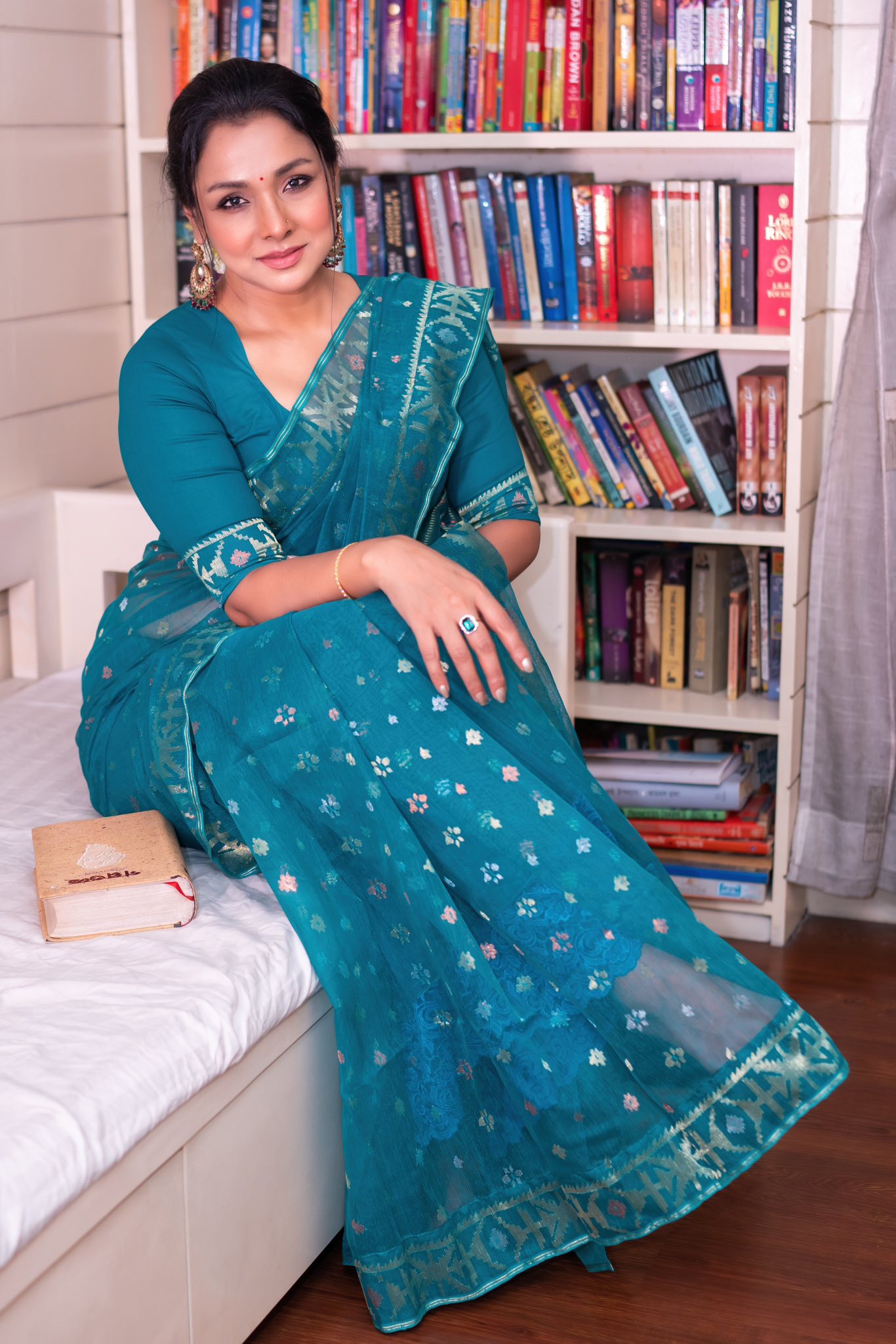 সমুদ্র-নীল জামদানিতে চোখ জুড়ালেন রুনা খান