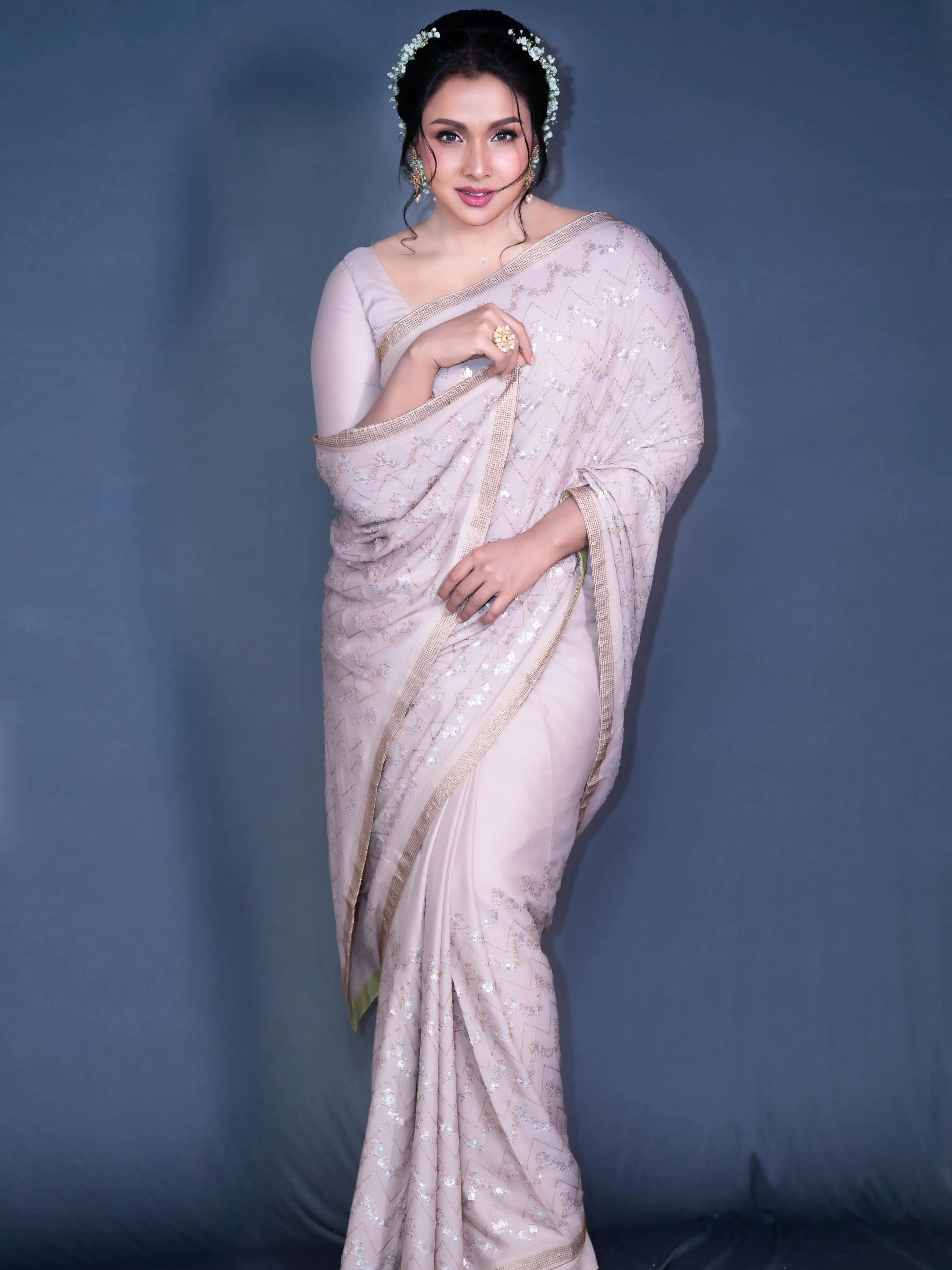 ফুল আর শাড়ির মায়ায় অপরূপ রুনা খান