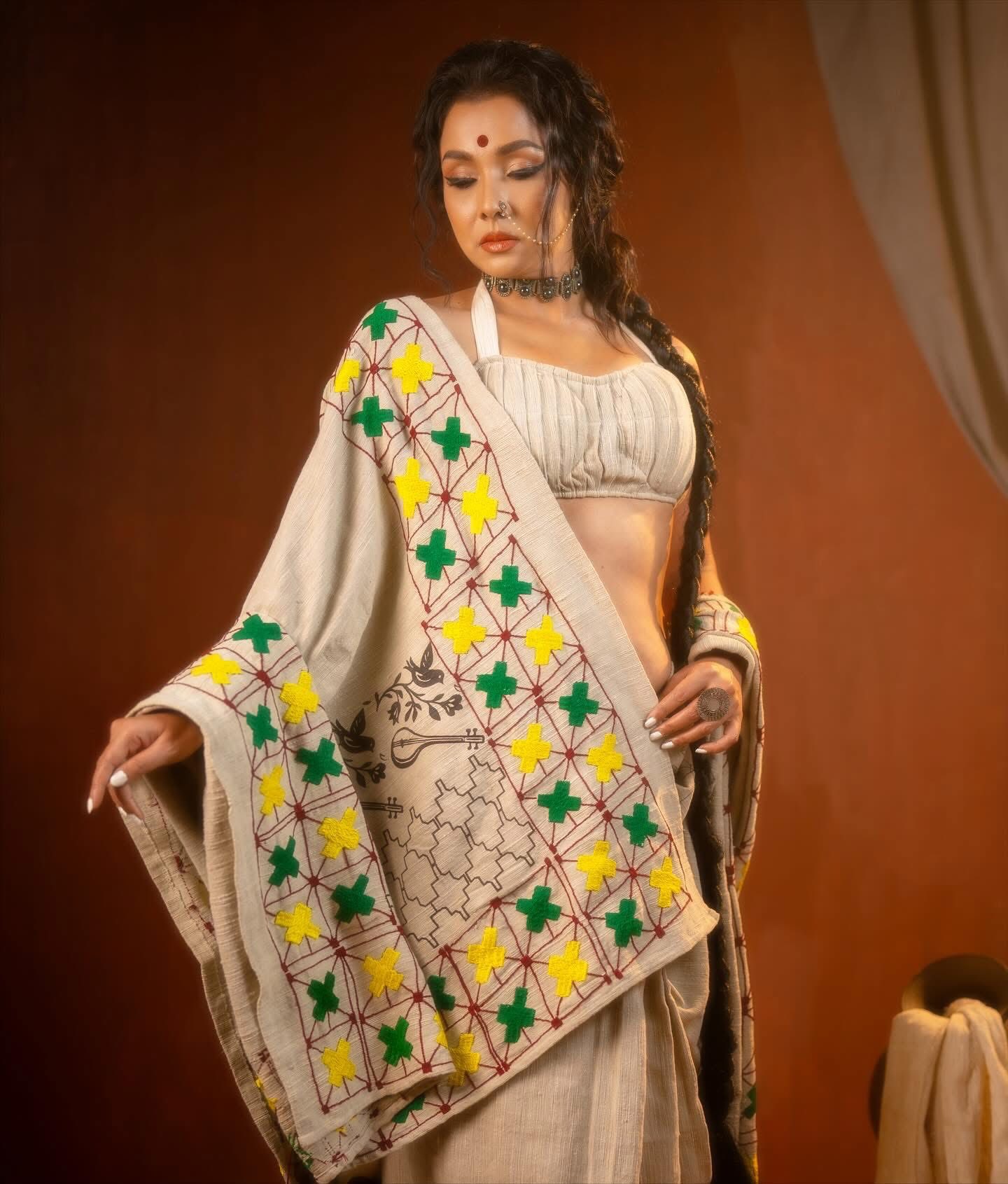 খাঁদি শাড়িতে আবেদন ছড়ালেন রুনা