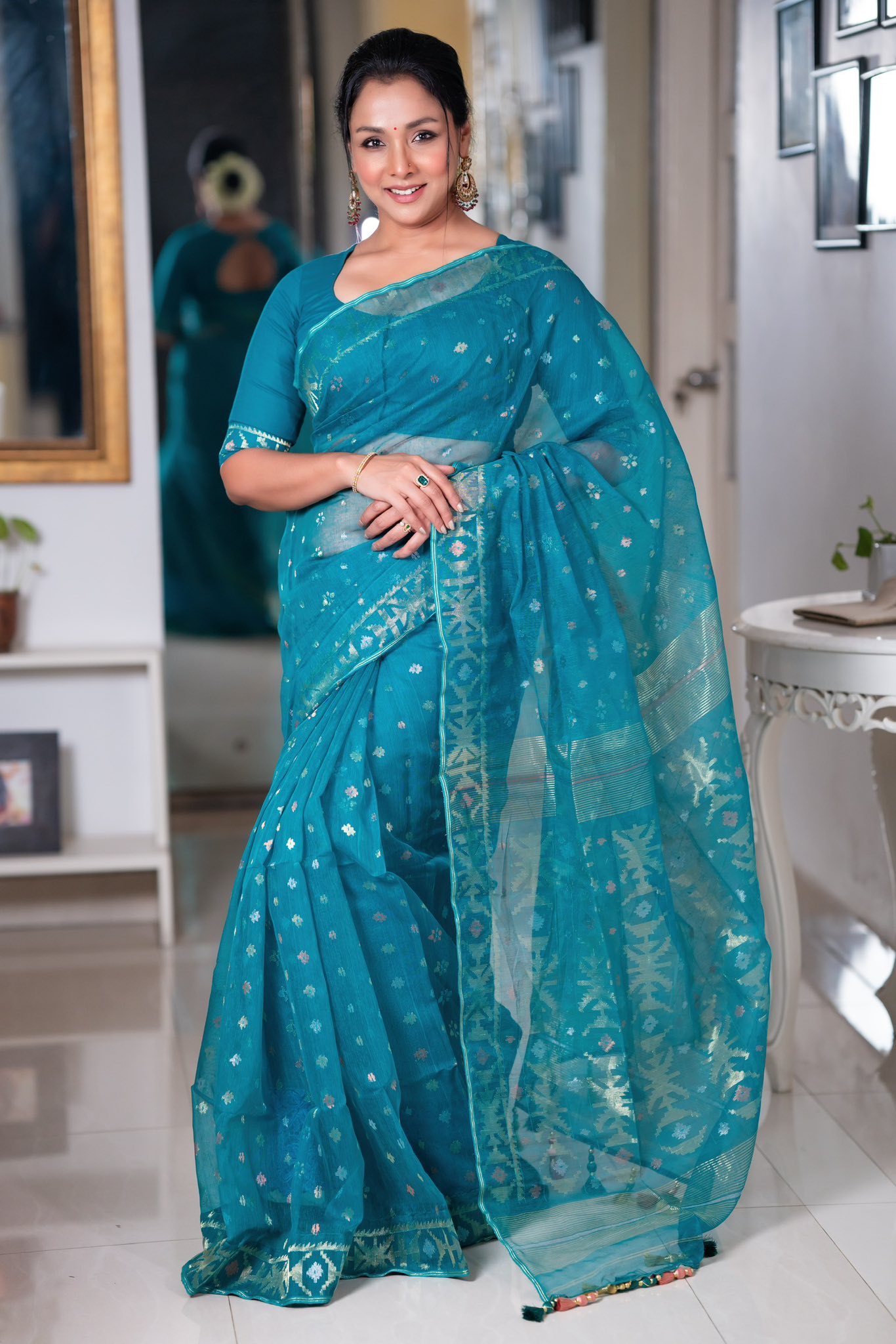 সমুদ্র-নীল জামদানিতে চোখ জুড়ালেন রুনা খান