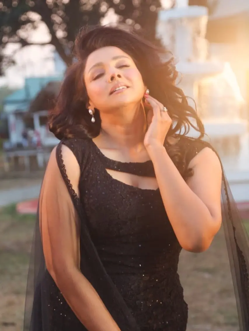 প্রেম প্রতারণা প্রতিশোধে রুনা খানের গ্ল্যাম ঝড়