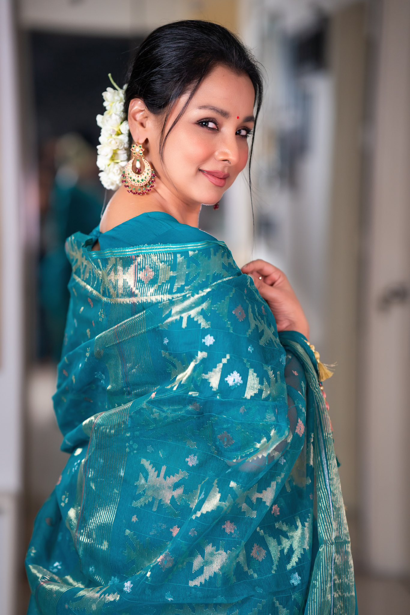 সমুদ্র-নীল জামদানিতে চোখ জুড়ালেন রুনা খান