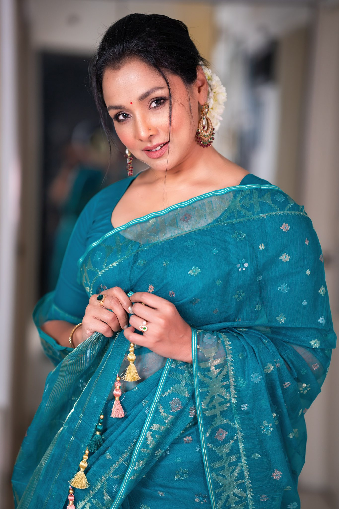 সমুদ্র-নীল জামদানিতে চোখ জুড়ালেন রুনা খান