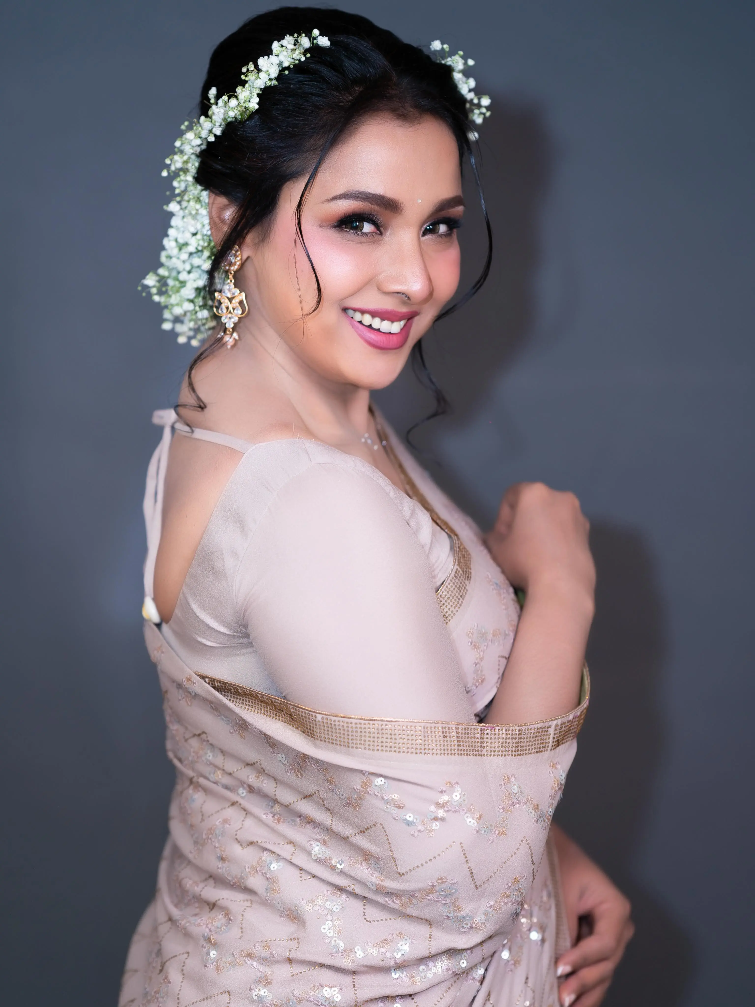 ফুল আর শাড়ির মায়ায় অপরূপ রুনা খান