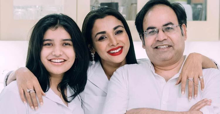 পারিবারিক ছবি প্রকাশ করে প্রশংসিত রুনা খান