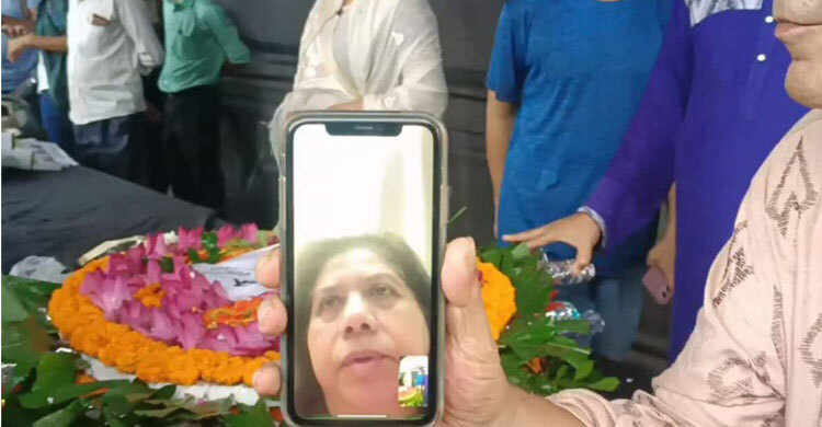 ভিডিওকলে ফরিদা পারভীনকে শ্রদ্ধা জানালেন রুনা লায়লা