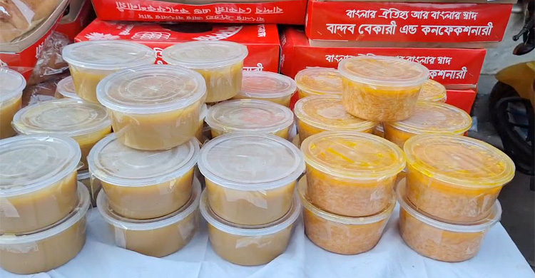 শবে বরাতে পুরান ঢাকায় বাহারি হালুয়া-রুটির পসরা