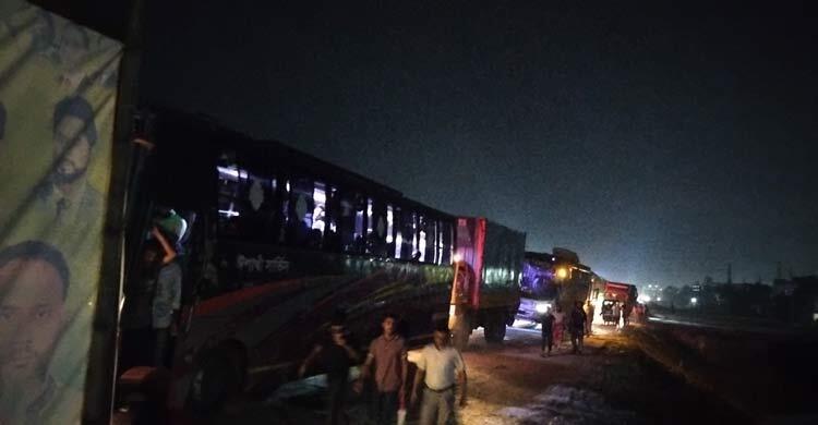 ঢাকা-সিলেট মহাসড়কের ৮ কিলোমিটার এলাকায় থেমে থেমে চলছে যানবাহন