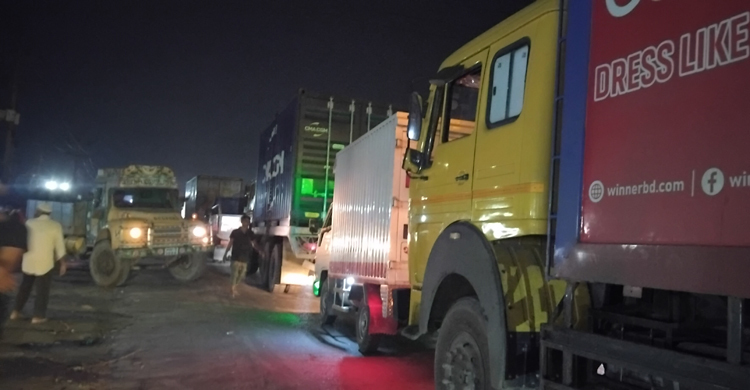 ৭ ঘণ্টায়ও স্বাভাবিক হয়নি ঢাকা-সিলেট মহাসড়কের যানজট