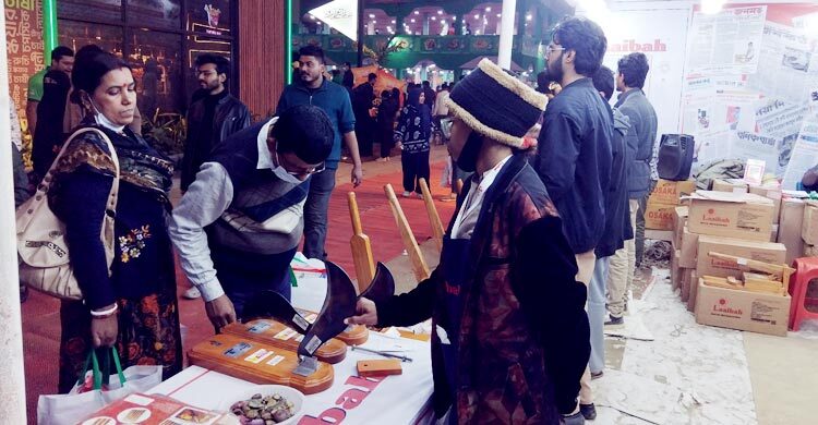 বাণিজ্য মেলার ক্রেতাদের নজর কাড়ছে লাইবা রুটি মেকার