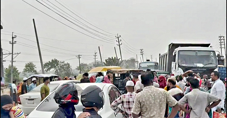 রূপগঞ্জে বেতন-বোনাসের দাবিতে ঢাকা-সিলেট মহাসড়ক অবরোধ