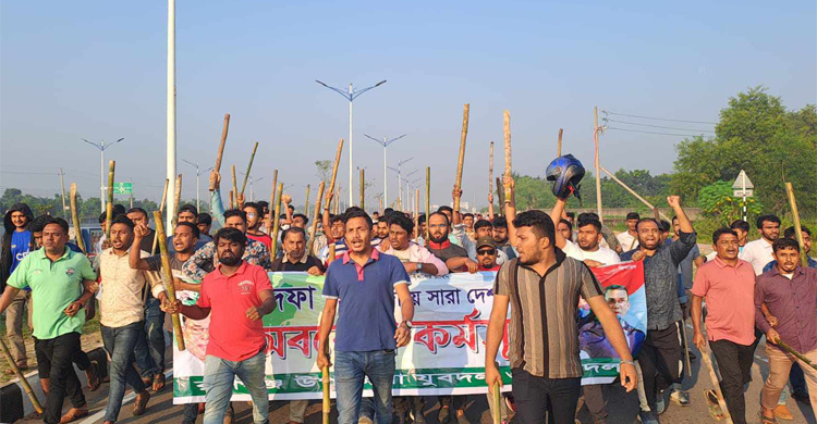৩০০ ফিট সড়কে টায়ার জ্বালিয়ে ছাত্রদল-যুবদলের বিক্ষোভ