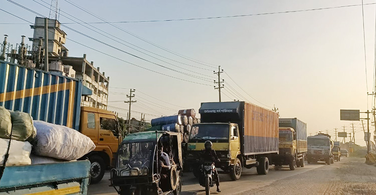 যানজটে এক-চতুর্থাংশ আয় কমেছে পরিবহন শ্রমিকদের