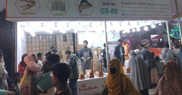 বাণিজ্য মেলার ক্রেতাদের নজর কাড়ছে লাইবা রুটি মেকার