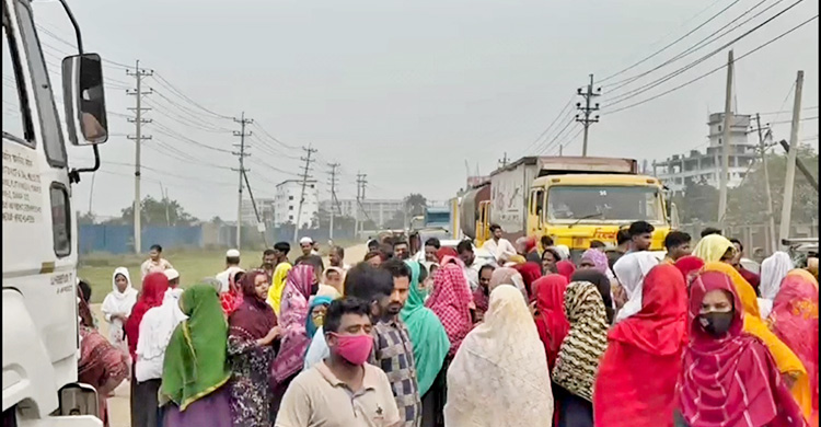 রূপগঞ্জে বেতন-বোনাসের দাবিতে ঢাকা-সিলেট মহাসড়ক অবরোধ