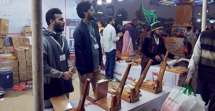 বাণিজ্য মেলার ক্রেতাদের নজর কাড়ছে লাইবা রুটি মেকার