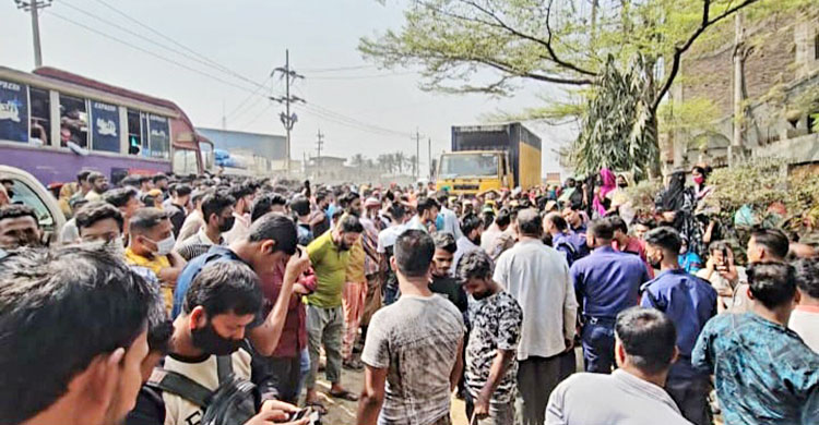 বকেয়া বেতনের দাবিতে অবরোধ, ঢাকা-সিলেট মহাসড়কে ১২ কিলোমিটার যানজট