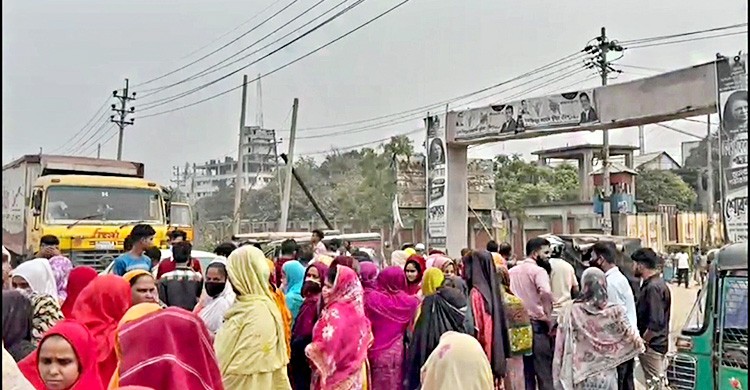 রূপগঞ্জে বেতন-বোনাসের দাবিতে ঢাকা-সিলেট মহাসড়ক অবরোধ