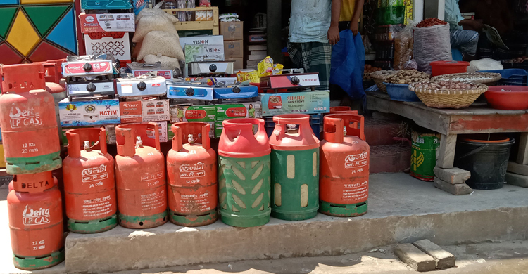 নির্ধারিত মূল্যে মিলছে না এলপিজি সিলিন্ডার