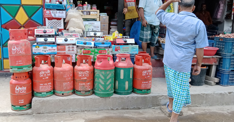নির্ধারিত মূল্যে মিলছে না এলপিজি সিলিন্ডার