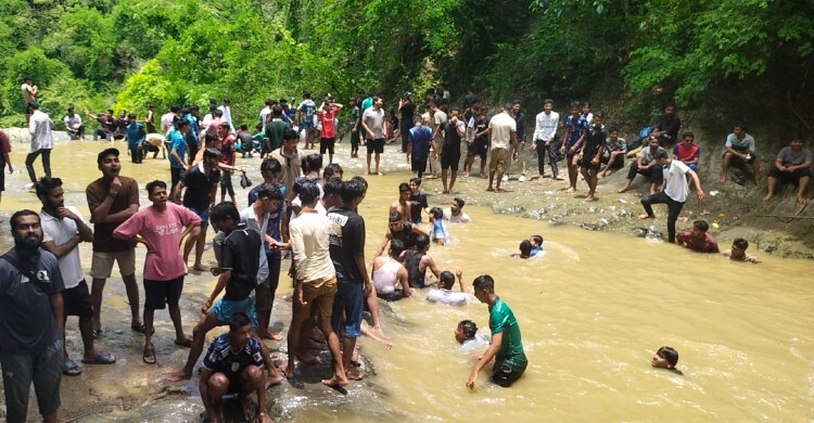 বর্ষায় ঝরনা ফিরেছে আপন রূপে, মিরসরাইয়ের বাড়ছে পর্যটক