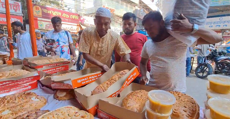 শবে বরাতে পুরান ঢাকায় বাহারি হালুয়া-রুটির পসরা