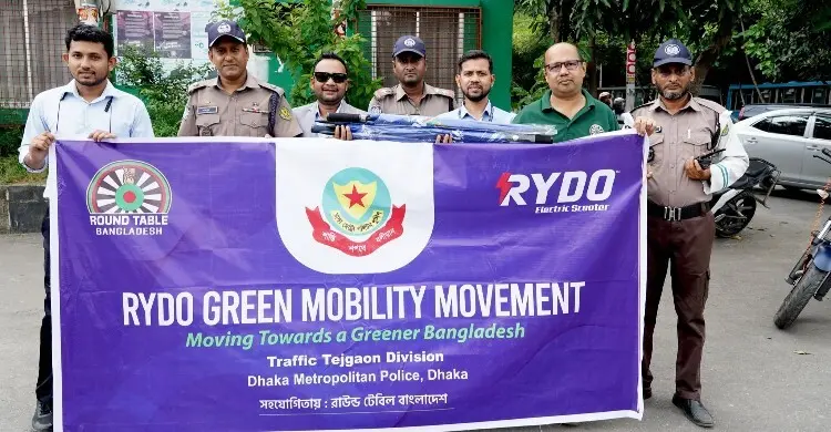 ট্রাফিক পুলিশ সদস্যদের মধ্যে ছাতা বিতরণ করল রাইডো