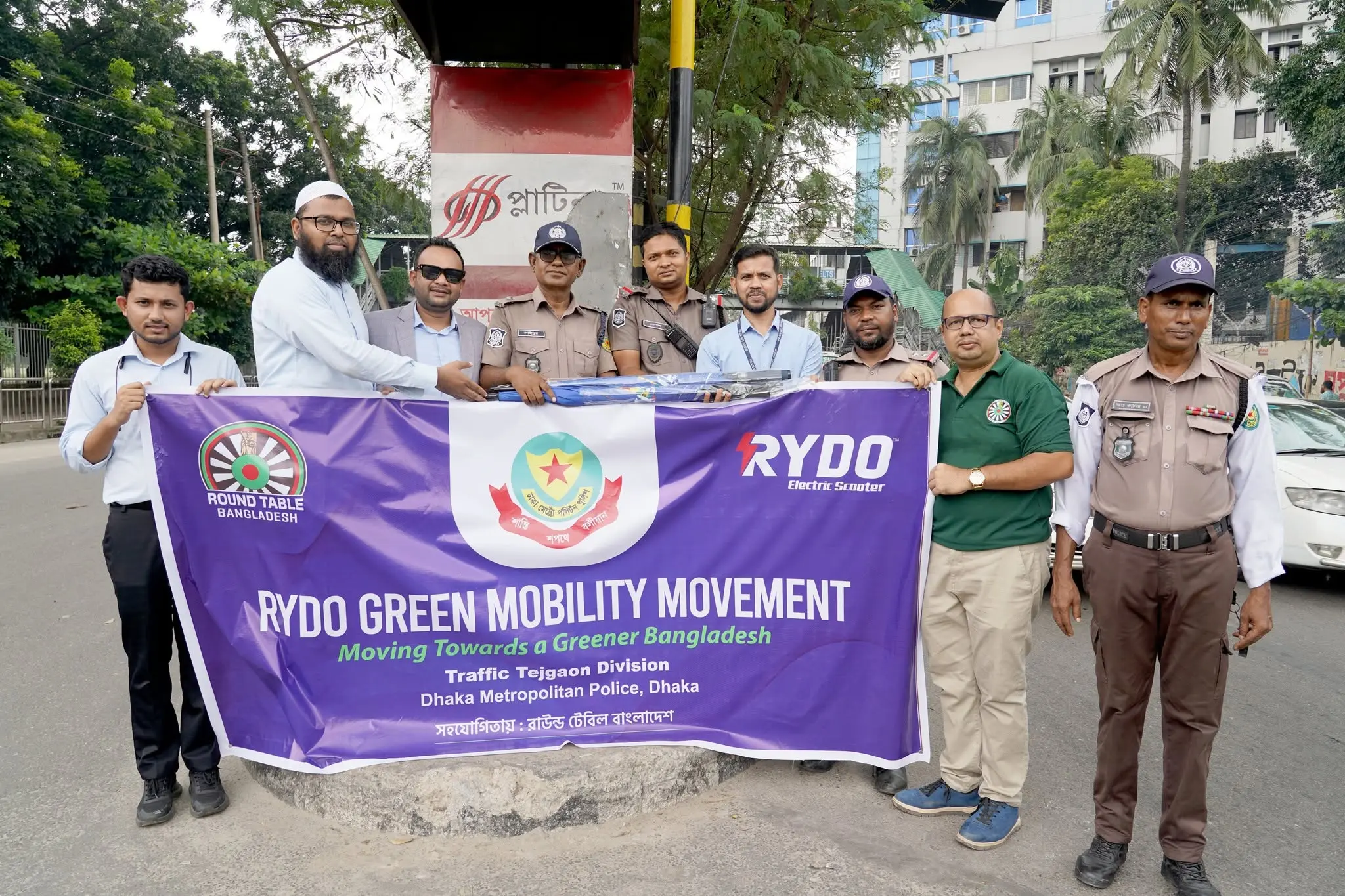 ট্রাফিক পুলিশ সদস্যদের মধ্যে ছাতা বিতরণ করল রাইডো