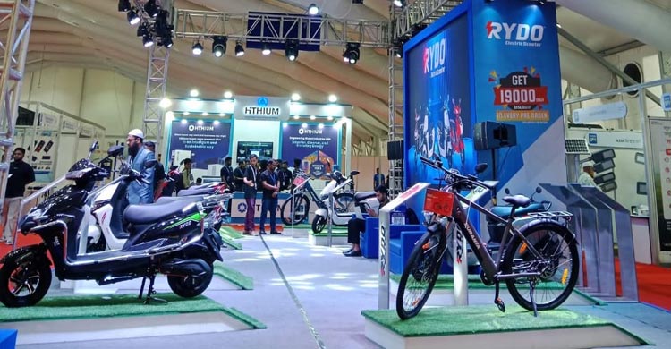 উদ্ভাবনী ফিচার নিয়ে বাজারে ইলেকট্রিক স্কুটার ‘রাইডো’