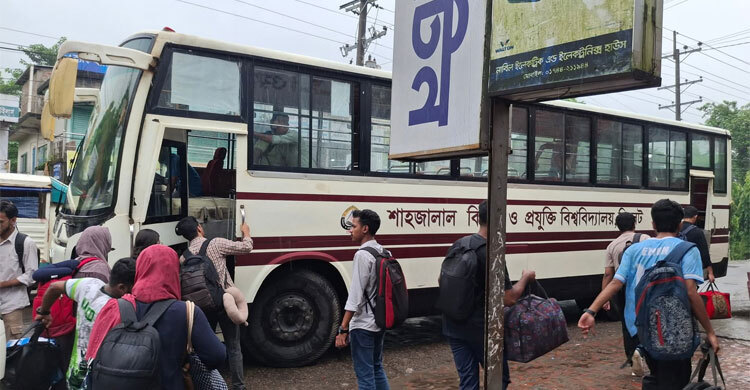 ট্রেন দুর্ঘটনায় আটকে পড়া শিক্ষার্থীদের শাবিপ্রবির ‘বাস সার্ভিস’